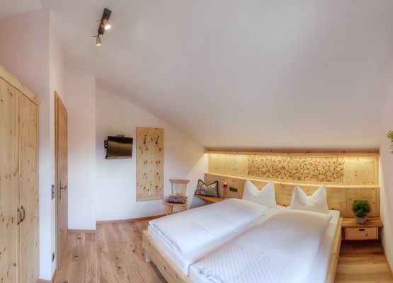 Schlafzimmer II mit maßgefertigter Zirbenholzausstattung, TV und Ostbalkon