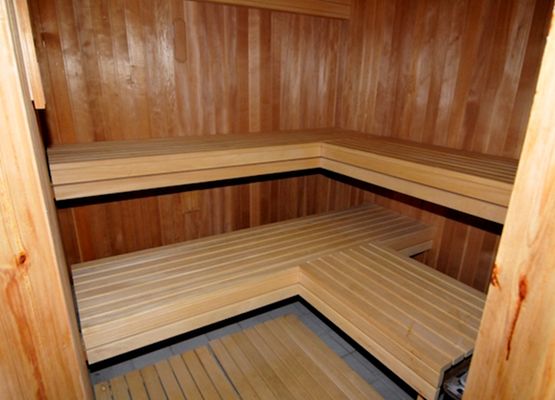 Sauna mit Liegeflächen für 4 Personen