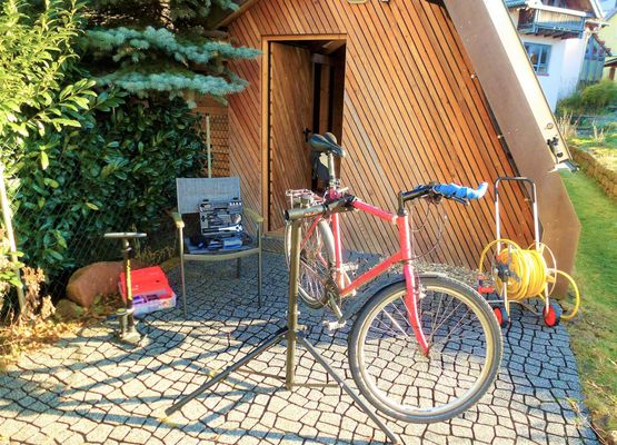 Fahrradschuppen, Waschplatz und Werkzeug