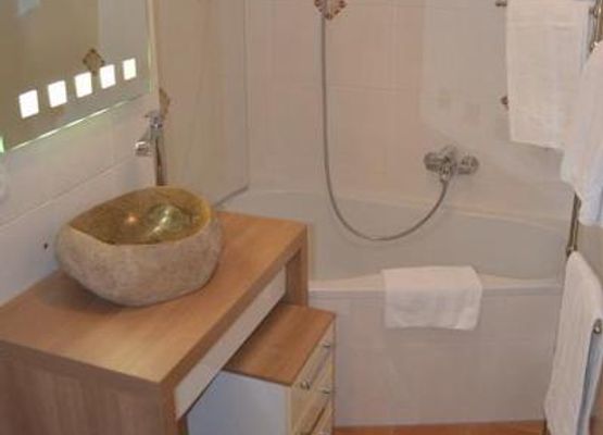 Badezimmer mit Duschwanne und Fußbodenheizung 