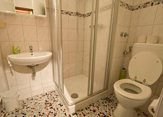 modernisiertes Bad mit WC und Dusche