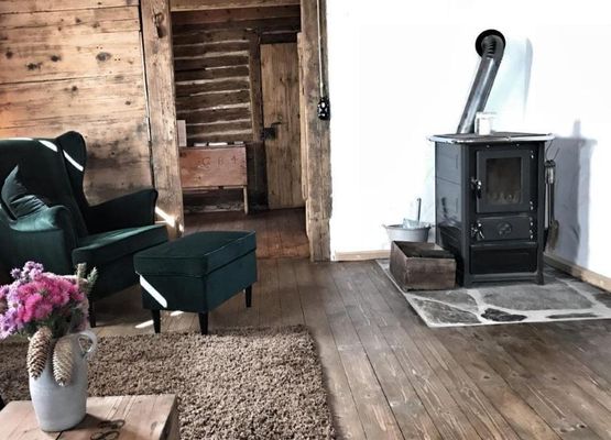 Wohnzimmer "Bauernstube" mit einem Holzofen