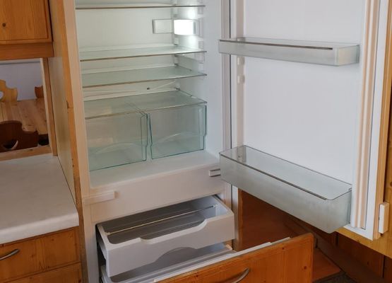 Grosser Kühlschrank mit Gefrierfach und Kellerschublade für Gemüse und Getränke