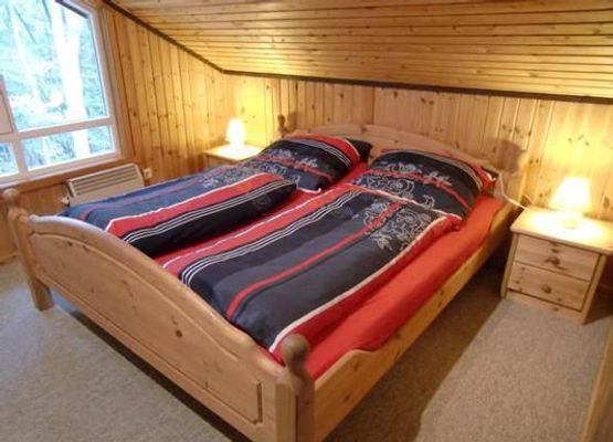 Schlafzimmer OG mit Bett 1,80m x 2,00m