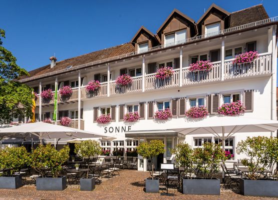 Hotel Sonne, (Kirchzarten). Doppelzimmer "Schwarzwald-Pop" mit WC und Dusche