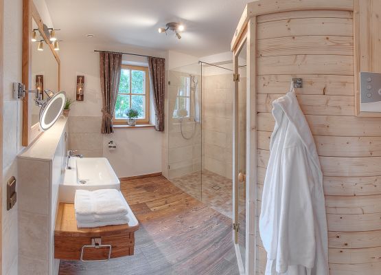 Bad II mit Sauna, Dusche, Waschtisch, WC