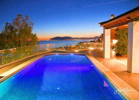 Luxusvilla in Meeresnähe mit herrlichen Blick auf das Mittelmeer (Afrika), Rincon de la Victoria und die Bucht von Malaga. 10 Minuten zum Strand zu Fuß, 20 Minuten nach Malaga