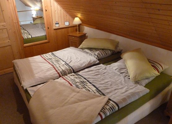 FH Holz Offenes Doppelschlafzimmer
