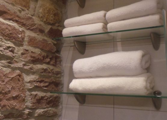 Ausstattung mit Handtüchern und Bademänteln