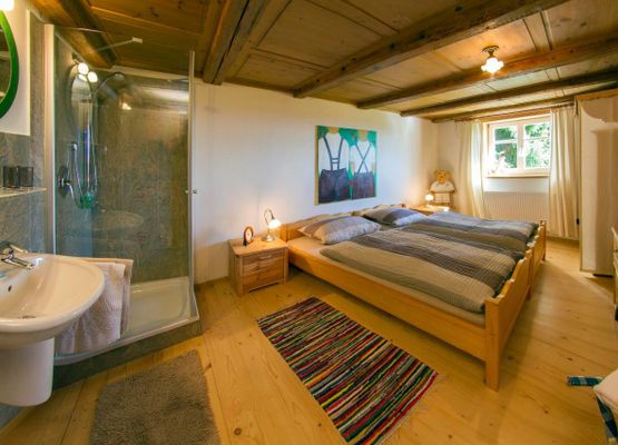 Modern rustikales Schlafzimmer mit Dusche
