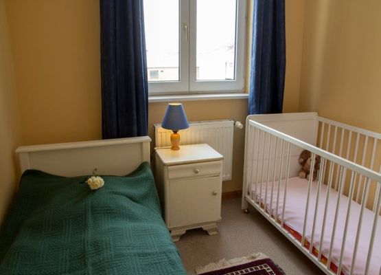 Schlafzimmer mit Einzelbett und Kinderbett