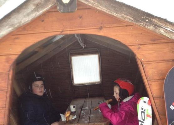 Aufwärmpicknik in einer der urigen kleinen Hütten am Skischulhang