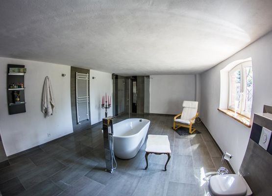 Badezimmer mit freistehender Badewanne (Keller)