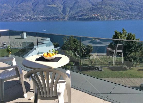 Sicht vom Balkon auf Lago Maggiore