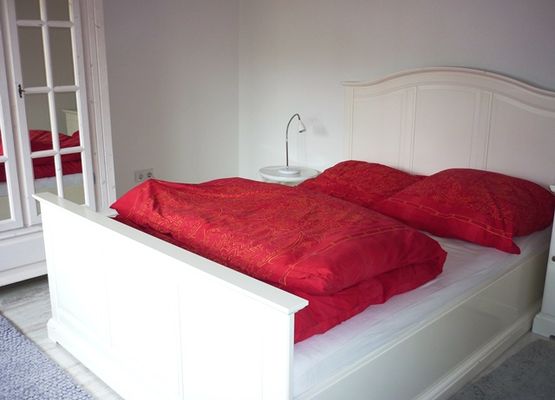 EG: Französisches Bett im Schlafzimmer