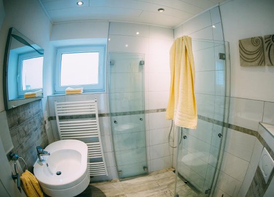 neues Badezimmer im Erdgeschoss mit begehbarer Dusche