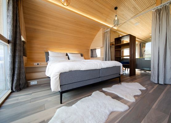 Master Schlafzimmer mit Box Spring Bett 230x180 cm