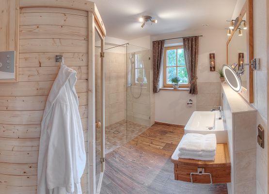 Bad II mit Sauna, Dusche, Waschtisch und WC