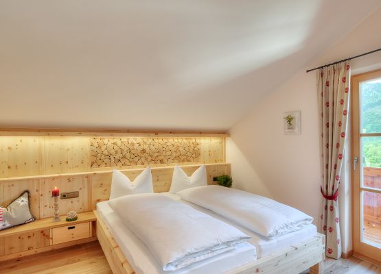 Schlafzimmer II mit maßgefertigter Zirbenholzausstattung, TV und Ostbalkon