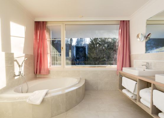 Nr. 4 Doppelzimmer De Luxe mit Balkon, Badewanne und zusätzliche Duschkabine 