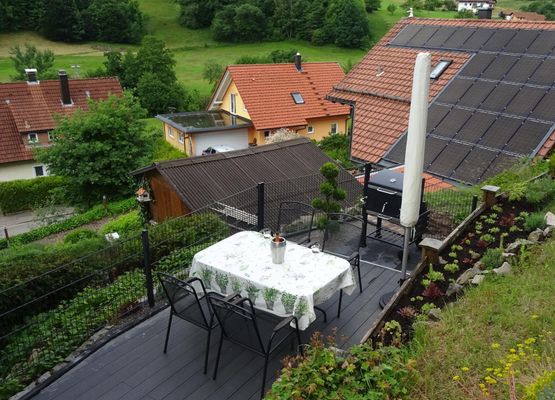 terrasse mit grillmöglichkeit