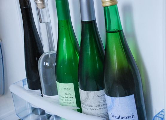 Wein vom eigenen Weingut im Kühlschrank