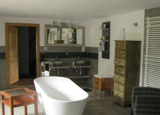 Luxuriöses Badezimmer mit freistehender Badewanne im Kellergeschoss
