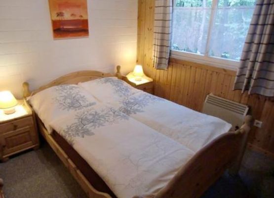 Schlafzimmer EG mit Bett 1,60m x 2,00m